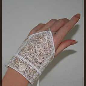 Wedding Gloves 02 Freestanding Lace